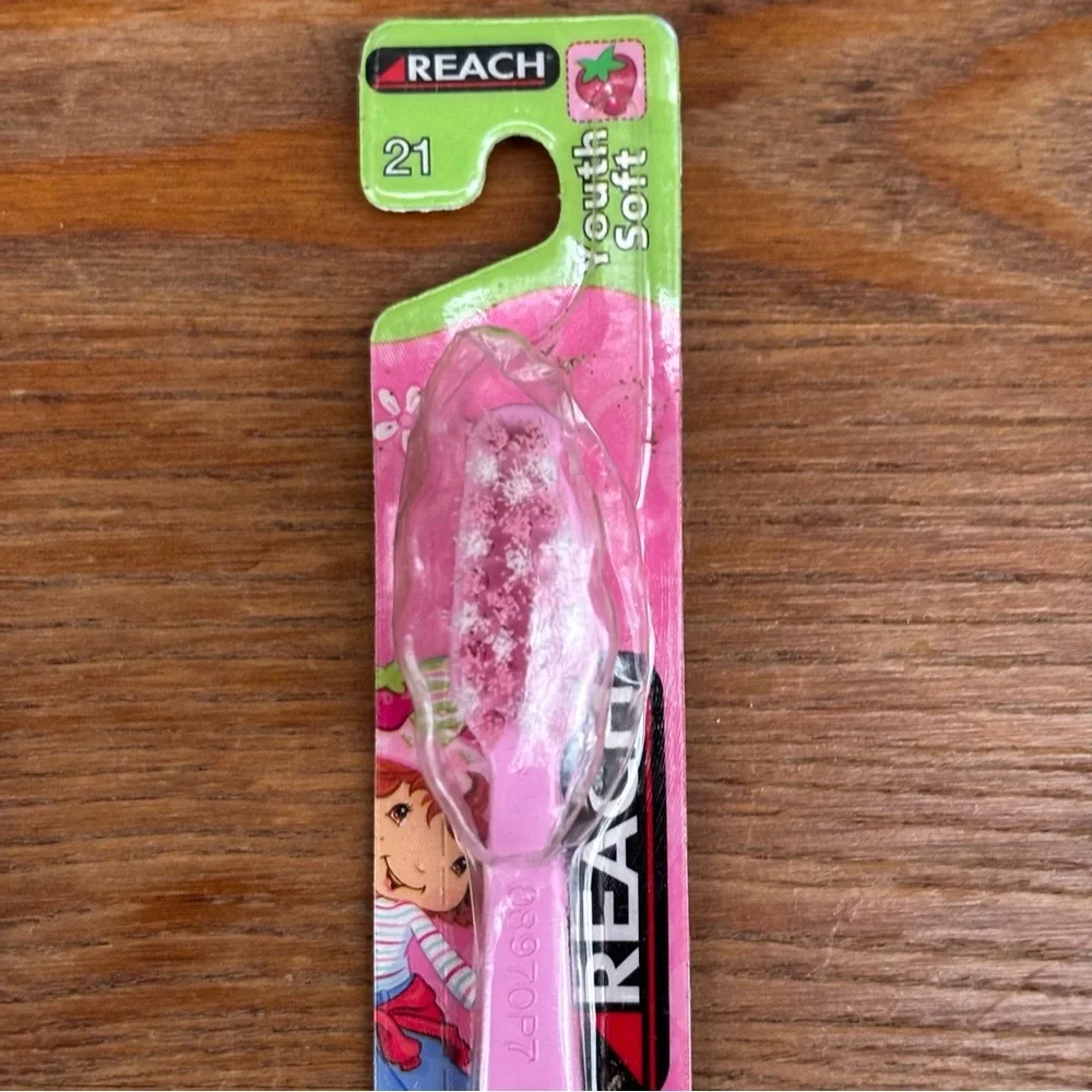 Strawberry ShortCake Youth Toothbrush Scratch And Sniff Soft 2005 NEW